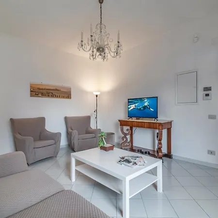 Apartment Comfy Flat Steps Away From Station! *