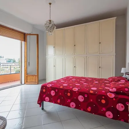 Comfy Flat Steps Away From Station!