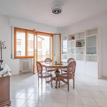 Comfy Flat Steps Away From Station!