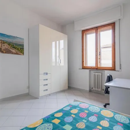 Апартаменты Guesthost - Comfy Flat Steps Away From Station Сиена