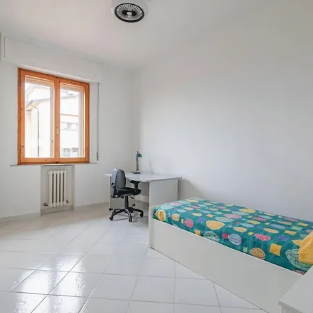 Comfy Flat Steps Away From Station! Siena