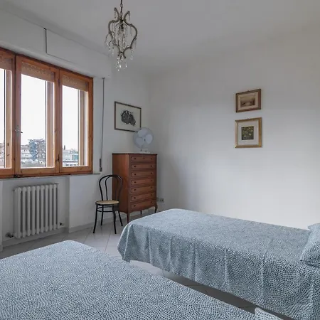 Comfy Flat Steps Away From Station! *