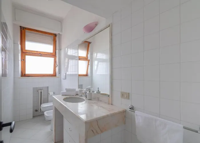 Apartamento Guesthost - Comfy Flat Steps Away From Station