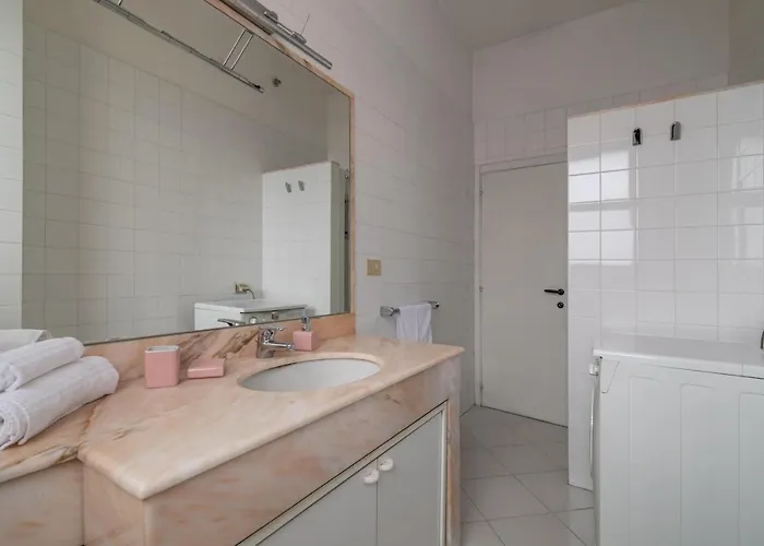 Guesthost - Comfy Flat Steps Away From Station * Siena