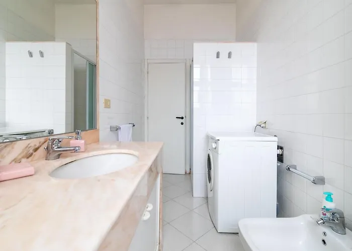 Apartamento Guesthost - Comfy Flat Steps Away From Station