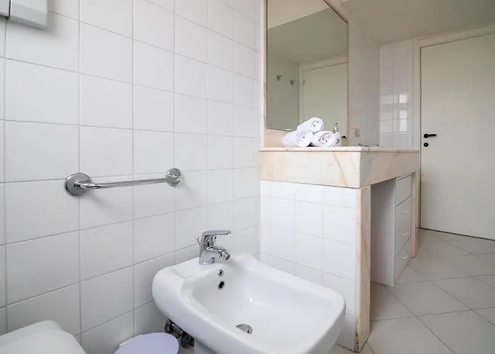 Guesthost - Comfy Flat Steps Away From Station Siena