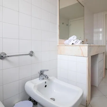 Comfy Flat Steps Away From Station! Siena