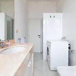 Διαμέρισμα Guesthost - Comfy Flat Steps Away From Station